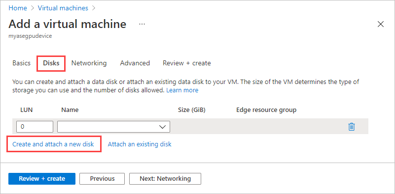 Captura de tela mostrando a guia Discos no assistente Add Virtual Machine para o Azure Stack Edge. A opção Criar e anexar um novo disco é destacada.