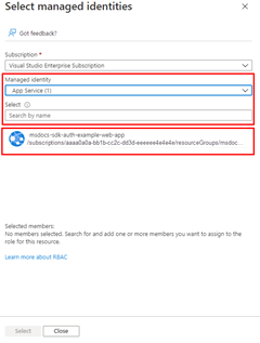 Uma captura de tela mostrando como usar a caixa de diálogo Selecionar identidades gerenciadas para filtrar e selecionar a identidade gerenciada à qual atribuir a função.