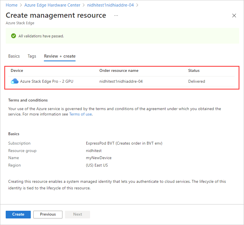 Captura de tela da guia Examinar e Criar quando é criado um recurso de gerenciamento do Azure Stack Edge para um item de pedido no Azure Edge Hardware Center. As informações do pedido do dispositivo estão realçadas.