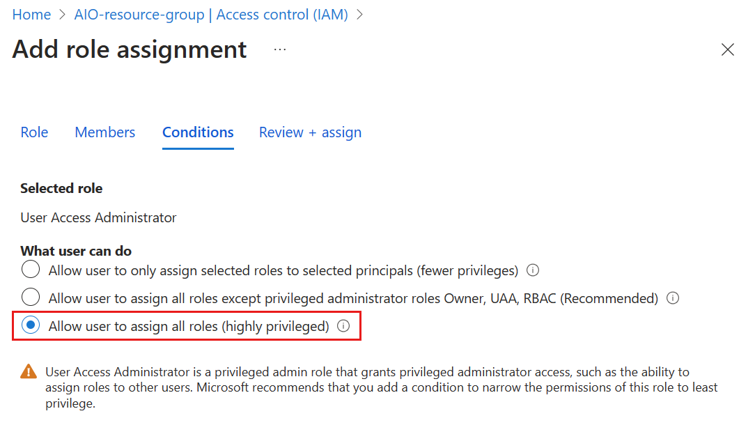 Captura de tela que mostra a atribuição de acesso de função com privilégios elevados para usuários no portal do Azure.