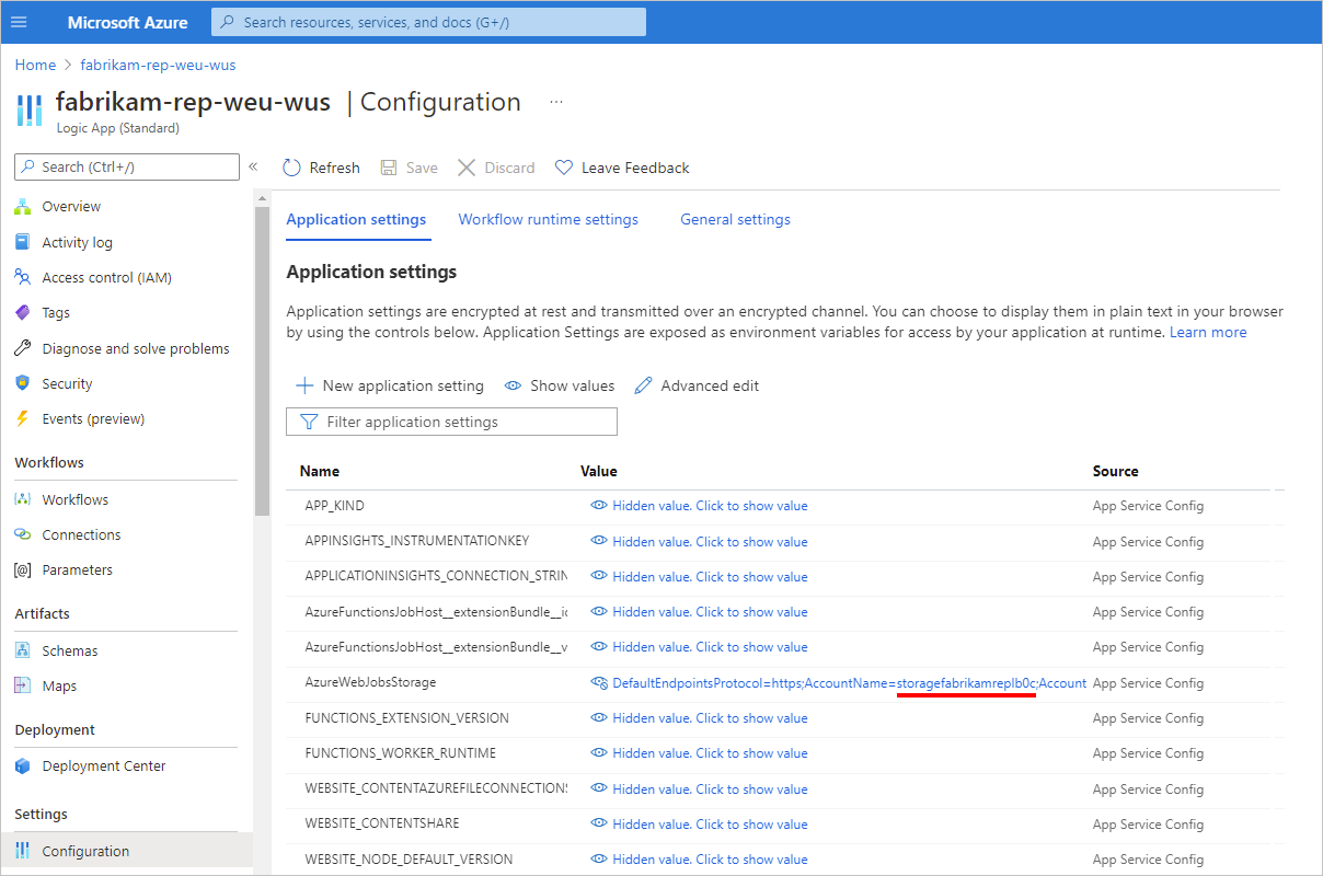 Captura de tela mostrando o painel “Configuração” do recurso de aplicativo lógico subjacente com a configuração de aplicativo “AzureWebJobsStorage” e a cadeia de conexão com o nome da conta de armazenamento.