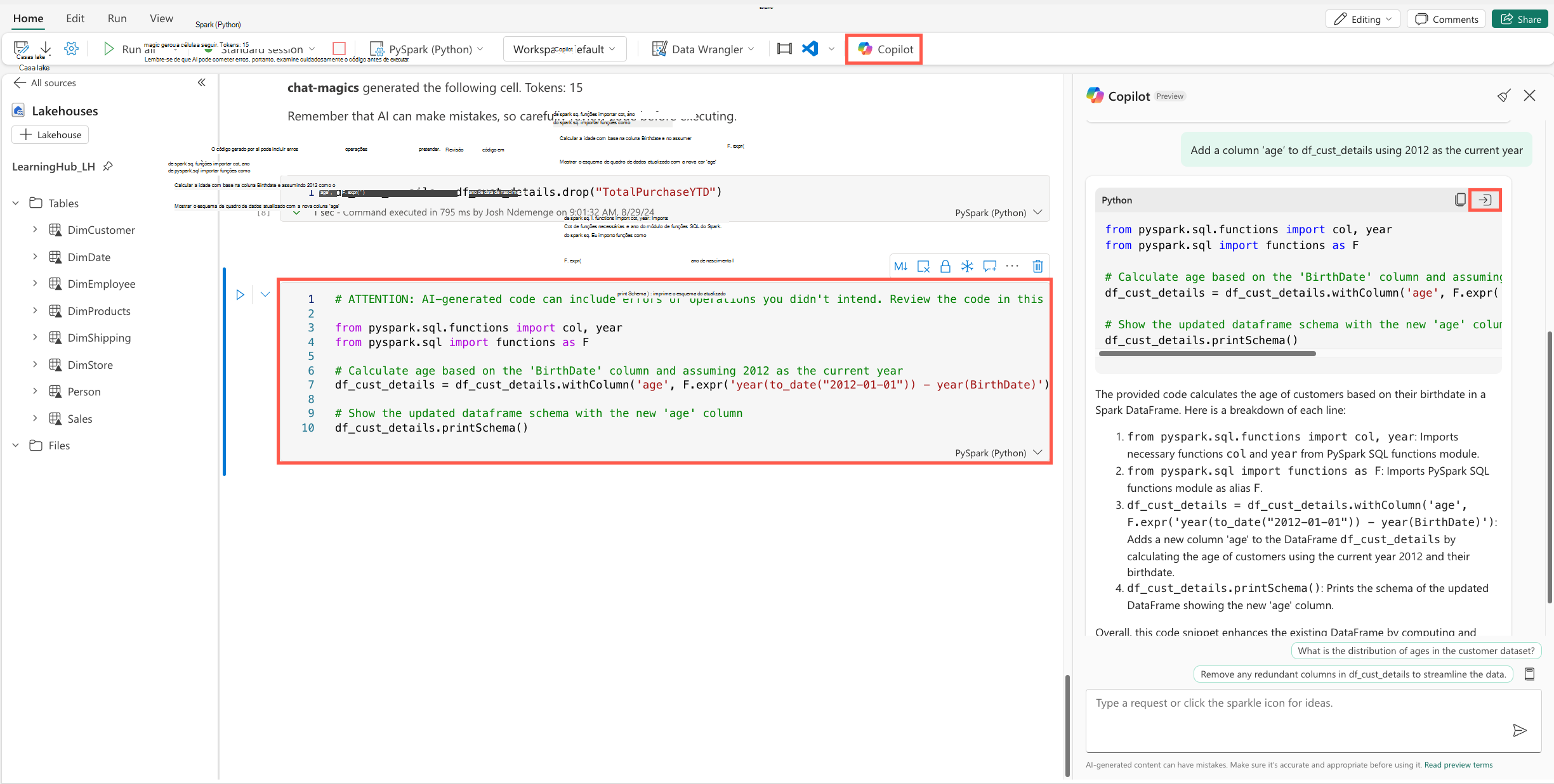 Captura de ecrã de um bloco de notas no ambiente lakehouse do Microsoft Fabric, onde está a ser adicionada uma nova coluna ao DataFrame. O código calcula a idade do cliente com base na data de nascimento.