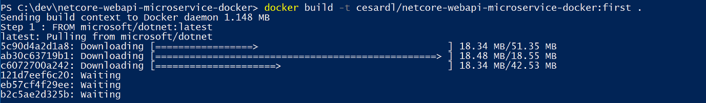 Captura de tela mostrando a saída do console do comando docker build.