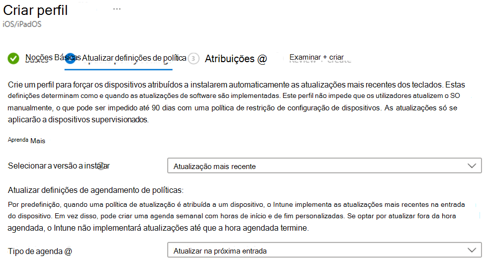 Captura de ecrã que mostra a versão selecionada para instalar e agendar definições de atualização de software para dispositivos iOS/iPadOS no centro de administração do Microsoft Intune.