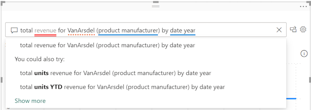 Captura de tela do campo de pergunta de P e R com os termos sugeridos do modelo semântico sublinhados em azul e as perguntas sugeridas correspondentes do Power BI.