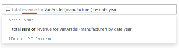 Captura de tela do campo de pergunta de P e R com os termos sugeridos do modelo semântico sublinhados em azul e as perguntas sugeridas correspondentes do Power BI.