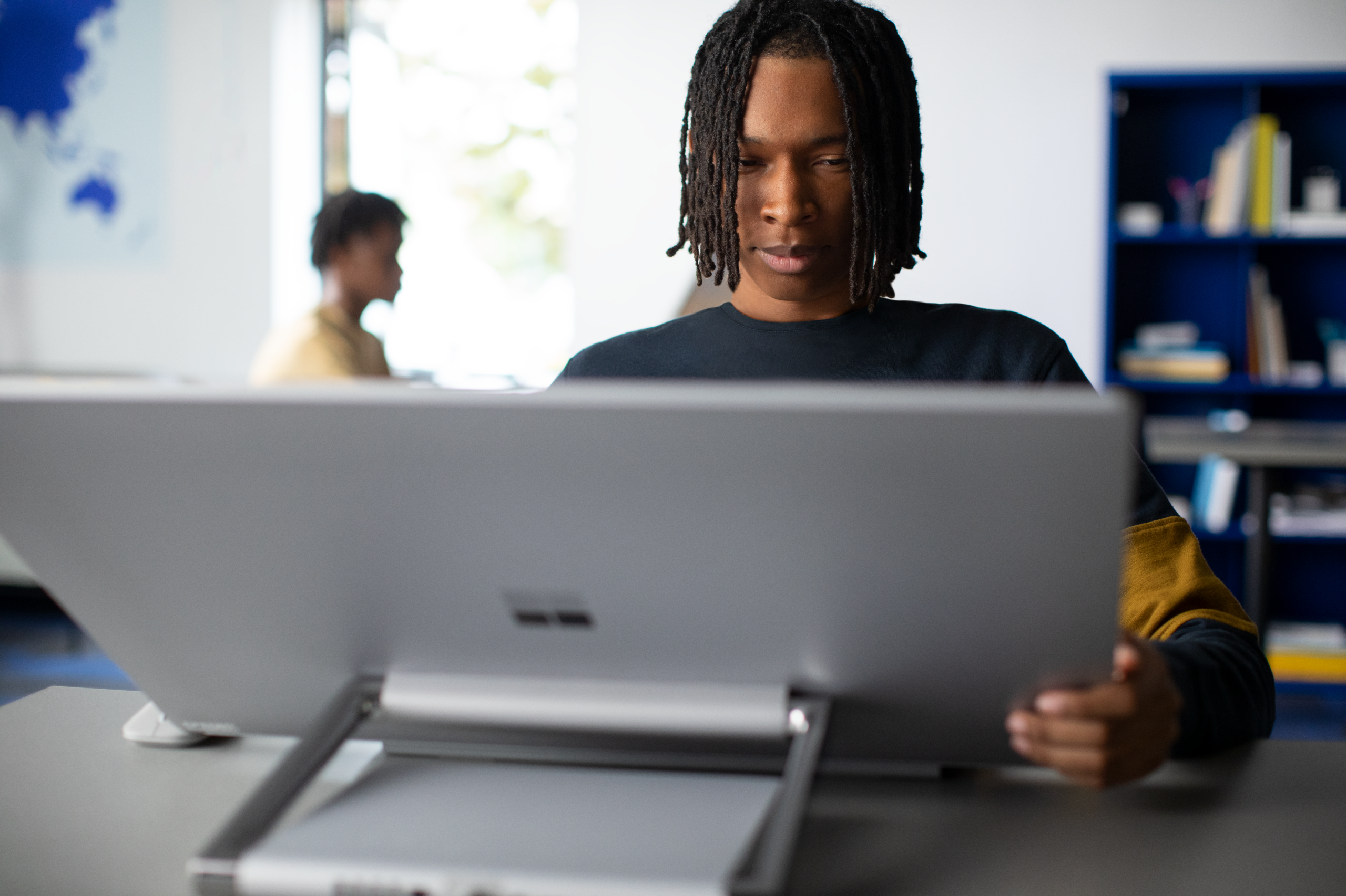 Um aluno em um computador, em um Best Buy Teen Tech Center™ participante