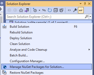 Outra captura de tela do painel Gerenciador de Soluções com o projeto clicado com o botão direito do mouse e a opção Gerenciar Pacotes NuGet realçada.