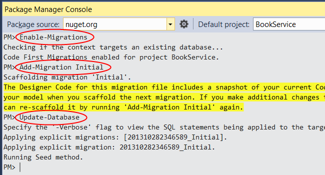 Captura de tela da janela Console do Gerenciador de Pacotes com as linhas Habilitar Migrações, Adicionar Inicialização de Migração e Atualizar Banco de Dados circuladas em vermelho.