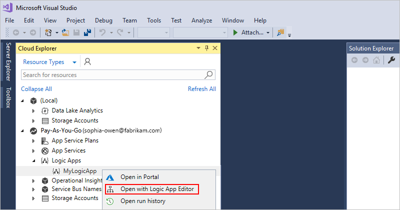 A captura de tela mostra o Visual Studio e o aplicativo lógico implantado aberto do portal do Azure.