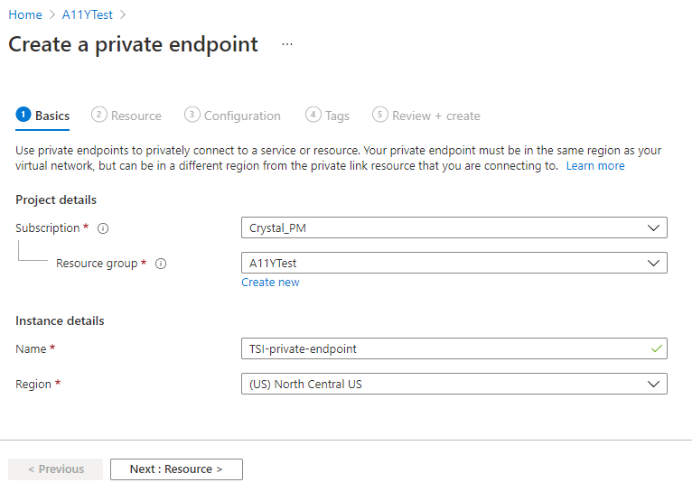 Captura de ecrã do portal do Azure mostrando o primeiro separador (Básicos) na caixa de diálogo Criar um ponto de extremidade privado. Inclui os campos descritos acima.