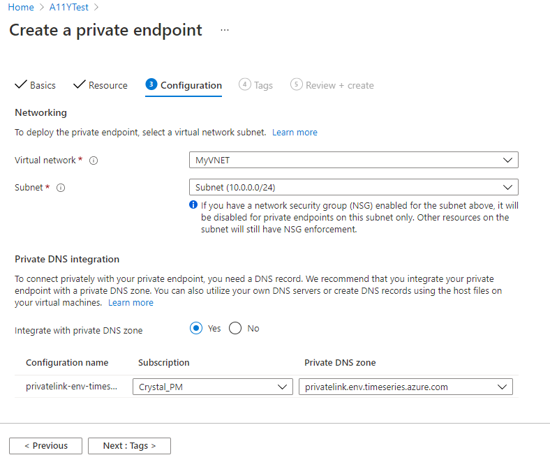 Captura de tela do portal do Azure mostrando a terceira guia (Configuração) da caixa de diálogo Criar um ponto de extremidade privado. Este contém os campos descritos acima.