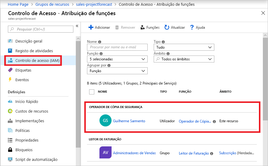 Captura de ecrã do controlo de acesso do portal do Azure - Painel de atribuição de funções, a mostrar as funções de operador de cópia de segurança e leitor de faturação atribuídas a diferentes utilizadores.