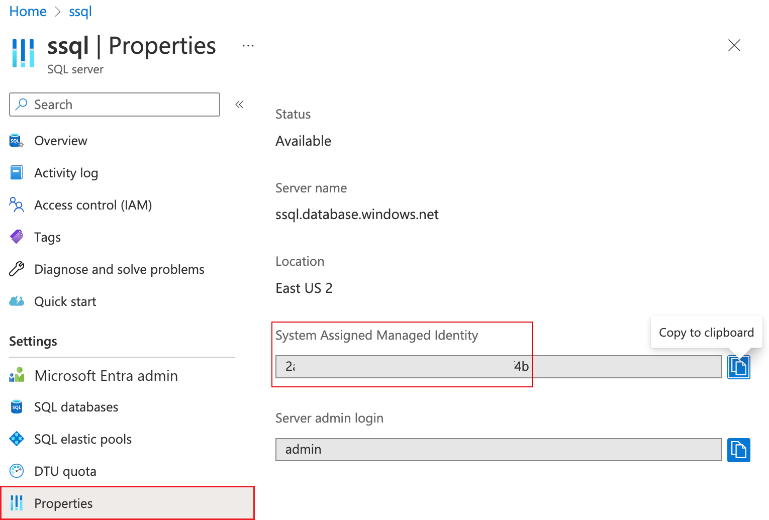 Azure SQL Veritabanı mantıksal sunucusunun Azure portalı sayfasının ekran görüntüsü. Özellikler menüsünde Sistem Tarafından Atanan Yönetilen Kimlik vurgulanır.