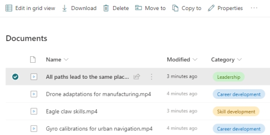 文档库中的视频列表，每个视频都有一个名为“类别”的自定义列，其中填充了“领导”、“职业发展”和“技能发展”的值。