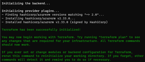 執行 terraform init 命令的螢幕擷取畫面，其中顯示下載 azurerm 模組和成功訊息。