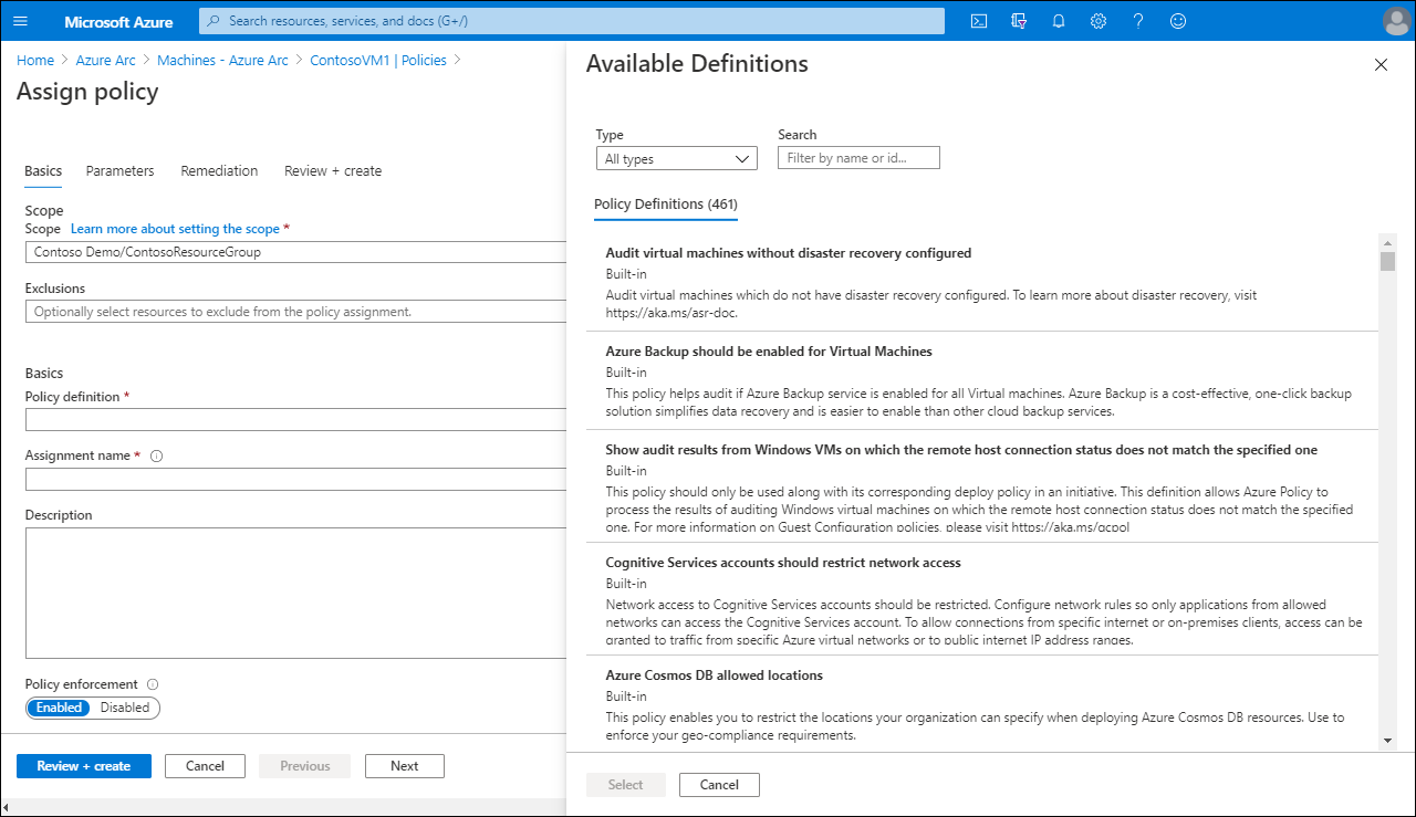 Azure 入口網站中 [指派原則] 頁面的螢幕擷取畫面。系統管理員正從可用的原則清單中選取。